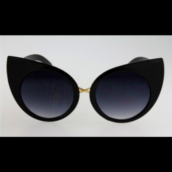 Exaggerated Cateye Sunglasses with Metal Bridge - Picture 1 of 2